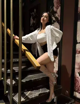 Sexy call girl in Agra posing confidently